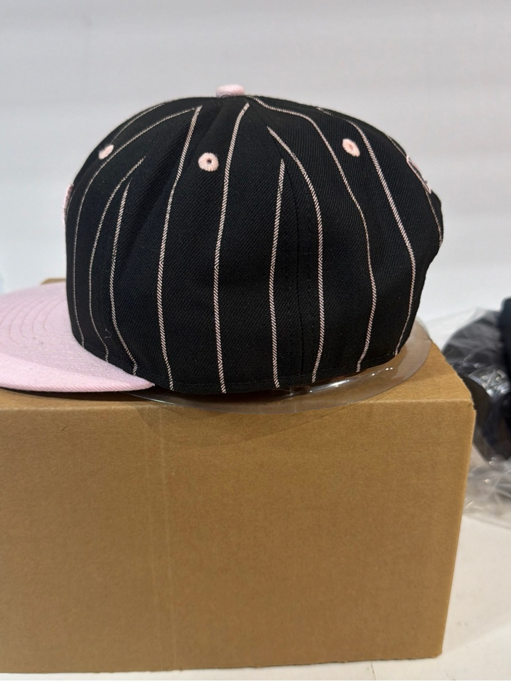Hat on display - Picture 4 of 6